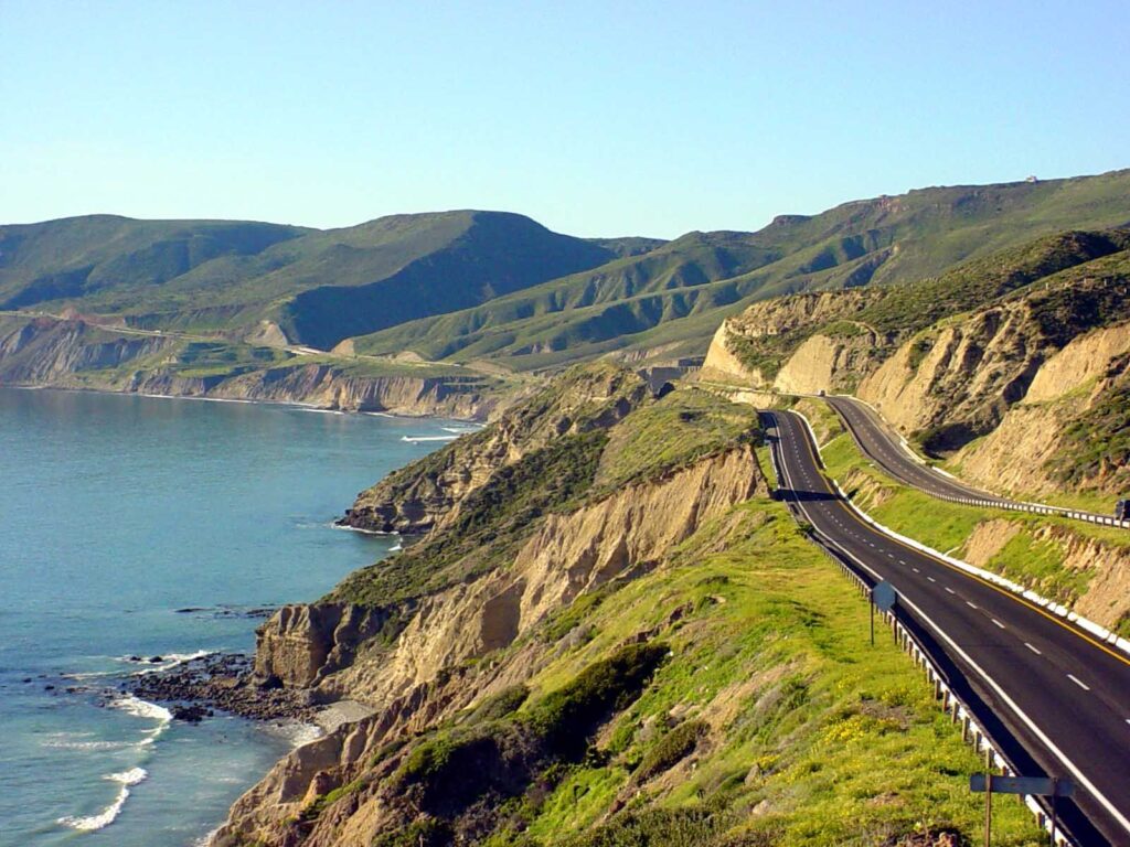 Carretera esc&eacute;nica y paisaje costero en la regi&oacute;n de Ensenada, Baja California.